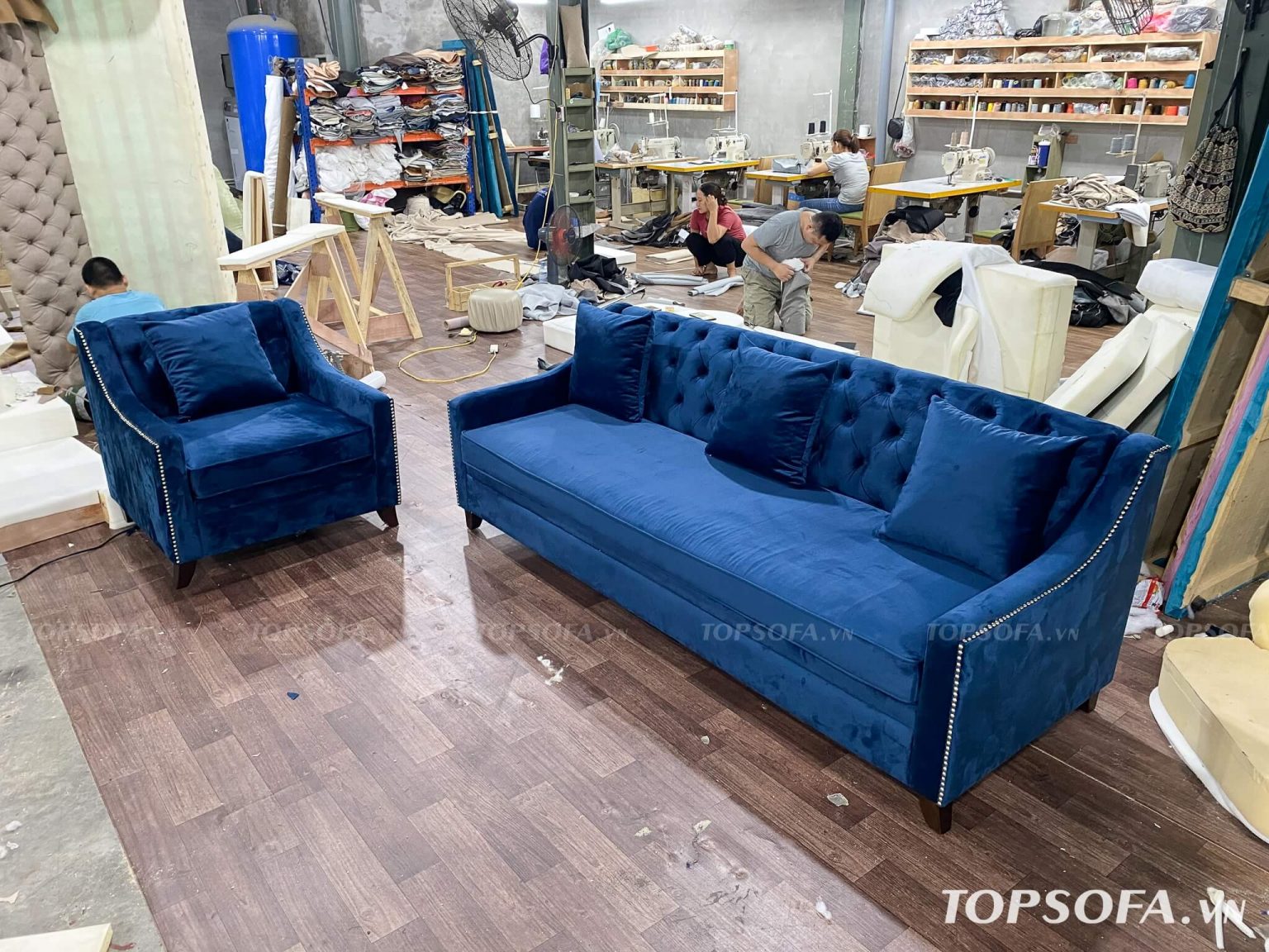 Sofa văng nỉ nhung TS325 thiết kế chân choãi