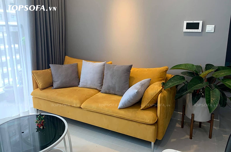 Chất liệu vải da lộn mềm mịn, mỏng, không chỉ giúp mẫu sofa này trông sang trọng, đẳng cấp hơn mà còn đem lại cảm giác thoải mái, êm ái cho người dùng