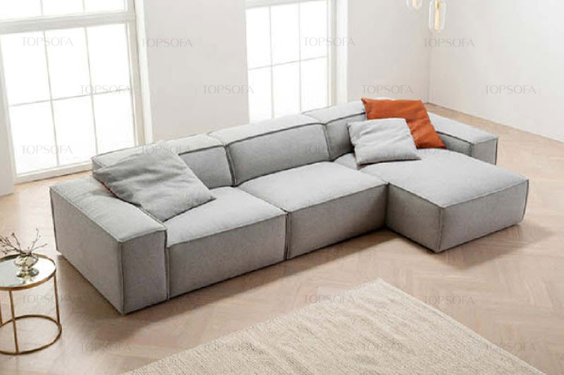 Sofa góc phải màu xám nhạt thiết kế sát sàn, đệm dày êm ái, đệm lưng hơi ngả ra sau tạo cảm giác vững chãi, êm ái và thoải mái cho người ngồi