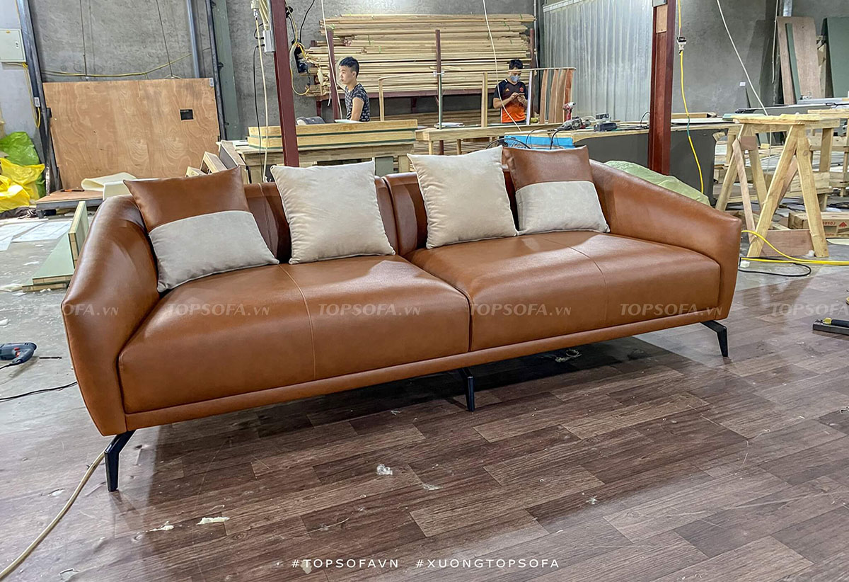 Nếu bạn muốn có một chiếc sofa vừa cá tính lại vẫn sang trọng và thời thượng thì đừng ngại thử nghiệm mẫu sofa văng bọc da với sự kết hợp màu sắc độc đáo giữa màu nâu và kem.