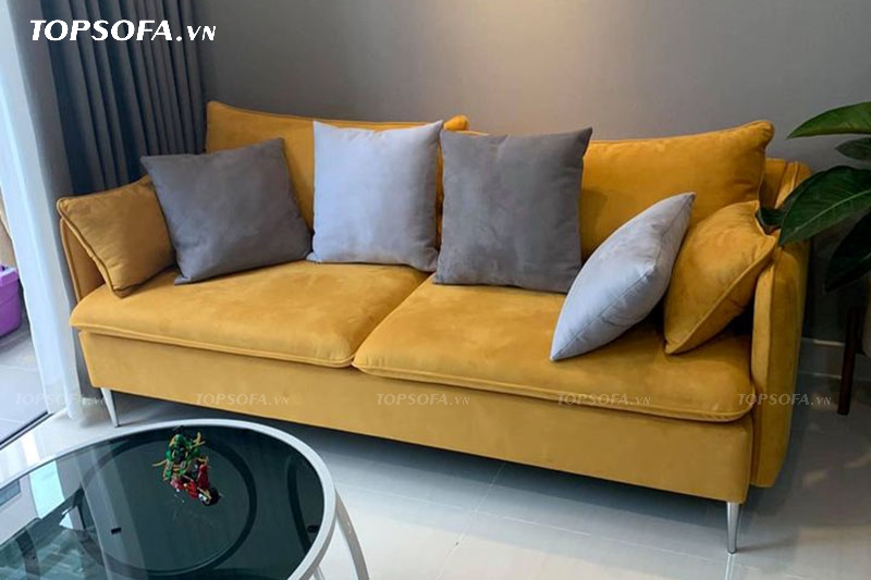 Sofa bọc vải màu vàng với kiểu dáng năng động vừa đem lại sự tươi tắn, cá tính, vừa tạo cảm giác gần gũi, ấm cúng trong căn nhà.