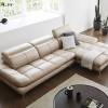 Sofa da màu kem có sự đồng điệu với màu tường giúp “hô biến” không gian phòng trở nên thoáng, rộng hơn