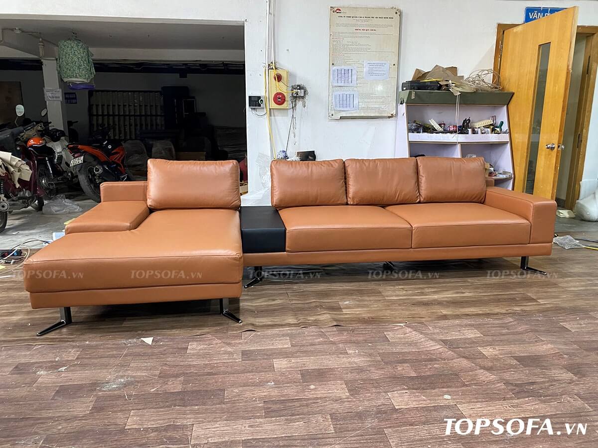 Điểm nổi bật của chiếc sofa này chính là tạo ra 2 chỗ ngồi và không gian rộng rãi để bạn có thể nằm thư giãn hay xem tivi,… Chân sofa làm bằng chất liệu inox sáng bóng với hình mỏ vịt độc đáo