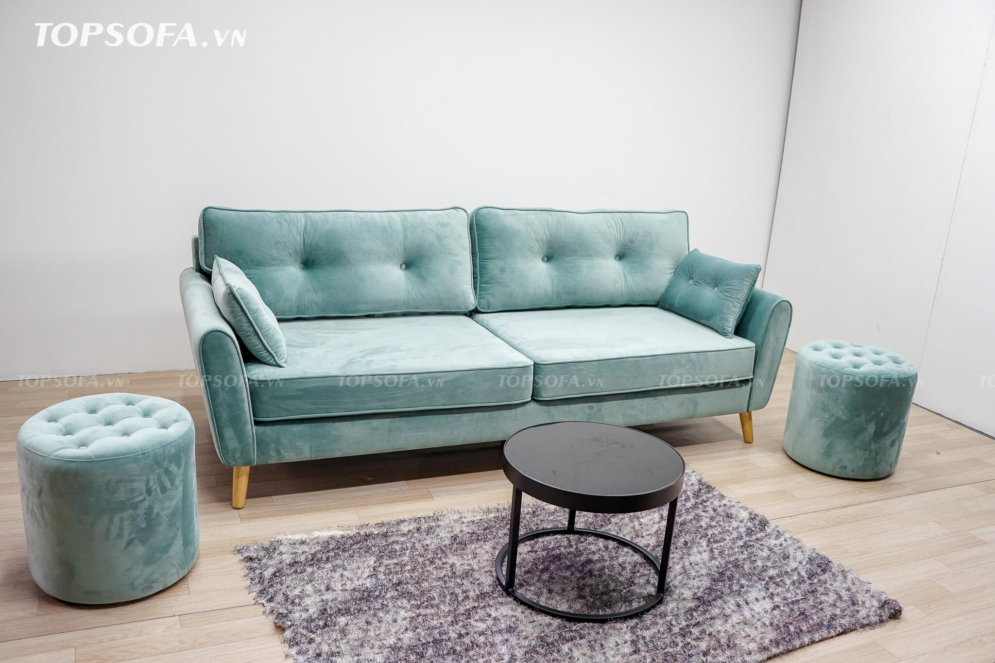 Màu xanh ngọc của mẫu sofa nỉ nhung vừa vặn để tạo nên không gian thanh lịch, trang nhã 