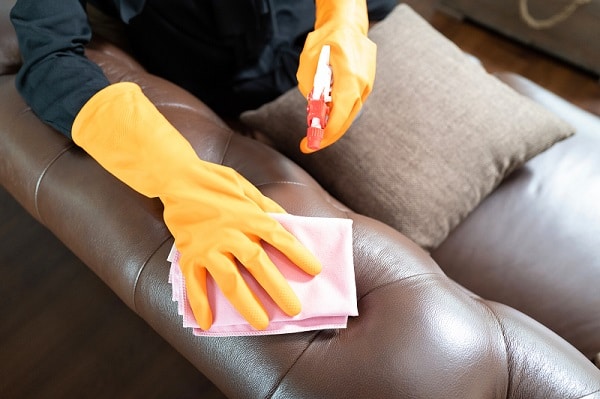 Sử dụng dung dịch tẩy rửa phù hợp để vệ sinh sofa giúp sofa thêm sáng bóng