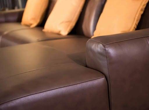 Sử dụng kem dưỡng thường xuyên để sofa da giữ được độ đàn hồi và không bị nứt nẻ