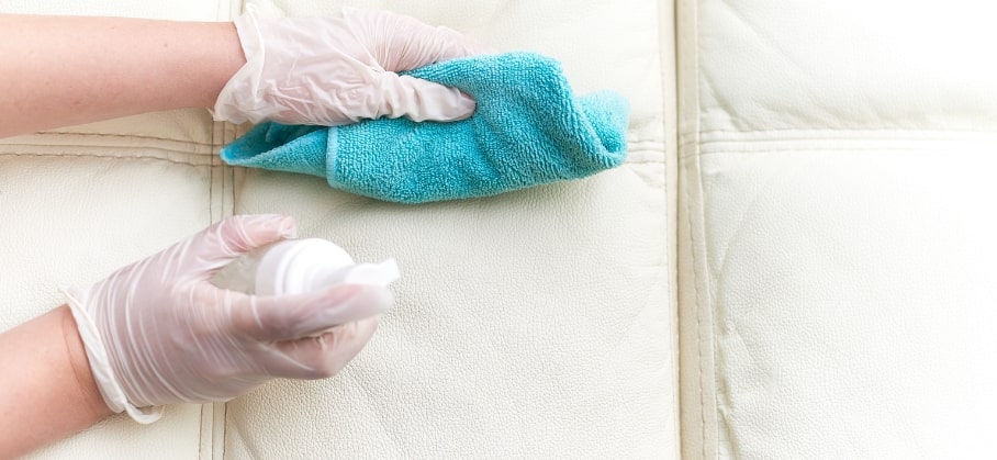 Sử dụng dung dịch Sonax Leather Care Foam giúp loại bỏ hoàn toàn vết bẩn và dưỡng bóng sản phẩm hiệu quả