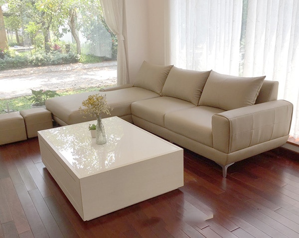 Mẫu sofa da trắng thiết kế trơn tuy đơn gian nhưng vẫn toát lên vẻ đẹp hiện đại phù hợp cho những căn chung cư vừa hay nhà mặt đất