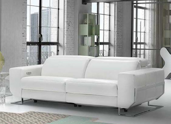 Được làm từ bộ khung inox vững chắc, kiểu dáng sofa trắng văng 2 chỗ ngồi rộng thoải mái phù hợp với các căn hộ chung cư nhỏ, mini