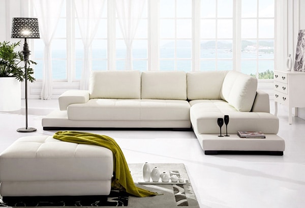 Hai bên cạnh của sofa trắng chữ L có phần kệ nhỏ, bạn có thể để ly nước hay quyển sách mỗi khi nghỉ ngơi, trò chuyện với bạn bè rất tiện lợi