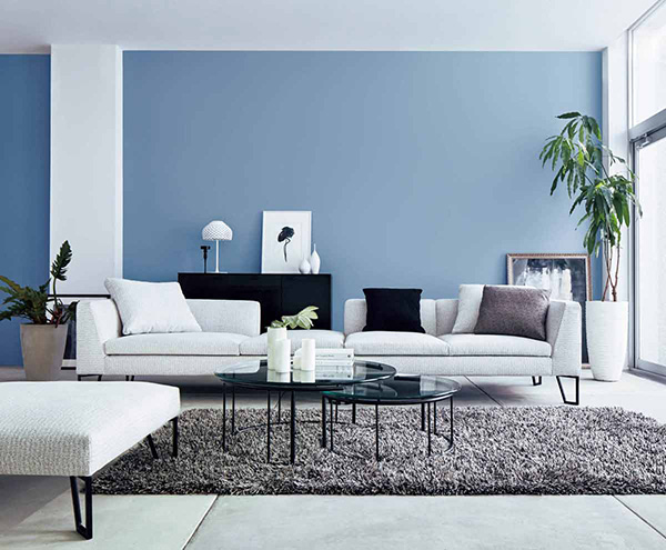 Mẫu sofa vải cao cấp màu trắng làm điểm nhấn cho phòng khách màu xanh thêm tươi mới, hiện đại hài hòa cho cấu trúc thiết kế