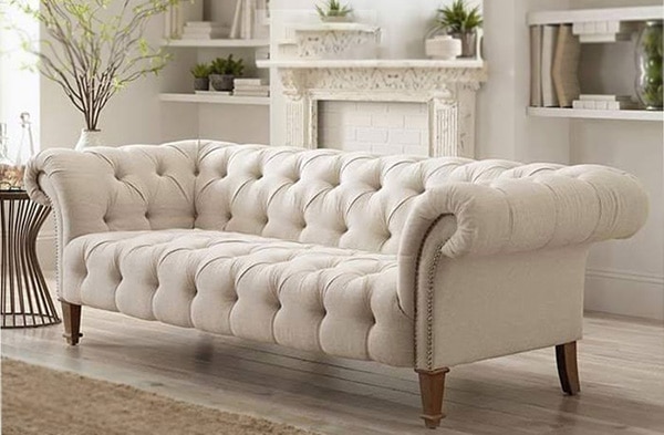 Mẫu sofa chữ I cổ điển màu kem sang trọng mà kết hợp với phong cách thiết kế cổ điển thì căn phòng của bạn "sang chảnh" khỏi nói