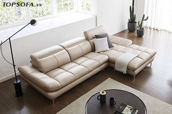 Sofa da màu kem có sự đồng điệu với màu tường giúp “hô biến” không gian phòng trở nên thoáng, rộng hơn