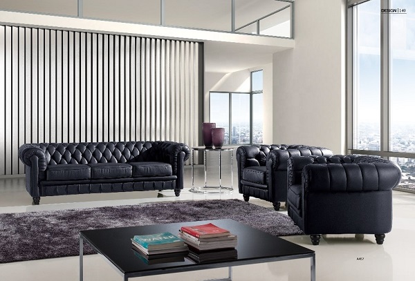 Bộ sofa da màu đen tân cổ điển này có thiết kế độc đáo với phần chân ghế được mài dũa công phu, thon nhỏ dần về phía ngọn nhưng vẫn tạo nên sự vững chắc. Bạn có thể kết hợp bộ sofa da màu đen tân cổ điển trong cùng các món đồ nội thất khác để hoàn thiện không gian nội thất gia đình.