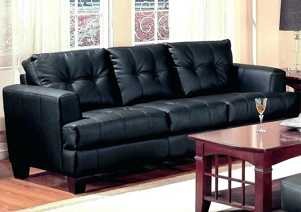 Mẫu sofa văng da màu đen này có thiết kế đơn giản, nhỏ gọn phù hợp với những gia đình có không gian phòng khách khiêm tốn. Da sần cao cấp mang đến sự bền đẹp, luôn sáng bóng theo thời gian.