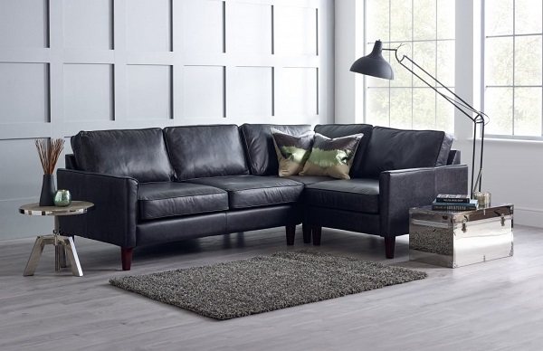 Ghế sofa da màu đen kiểu dáng chữ L thiết kế tinh tế giúp tiết kiệm tối đa diện tích căn phòng