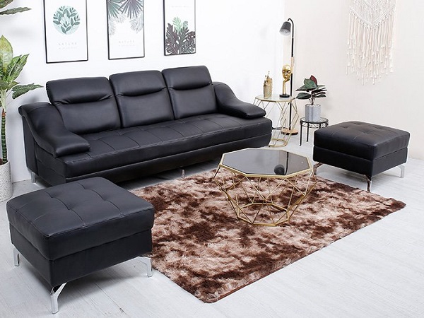 Sở hữu thiết kế hiện đại kết hợp cổ điển và gam màu đen sang trọng. Mẫu sofa văng da màu đen có lưng tựa và tay vịn được làm từ đệm mút êm ái sẽ mang đến cho bạn những trải nghiệm tuyệt vời. 