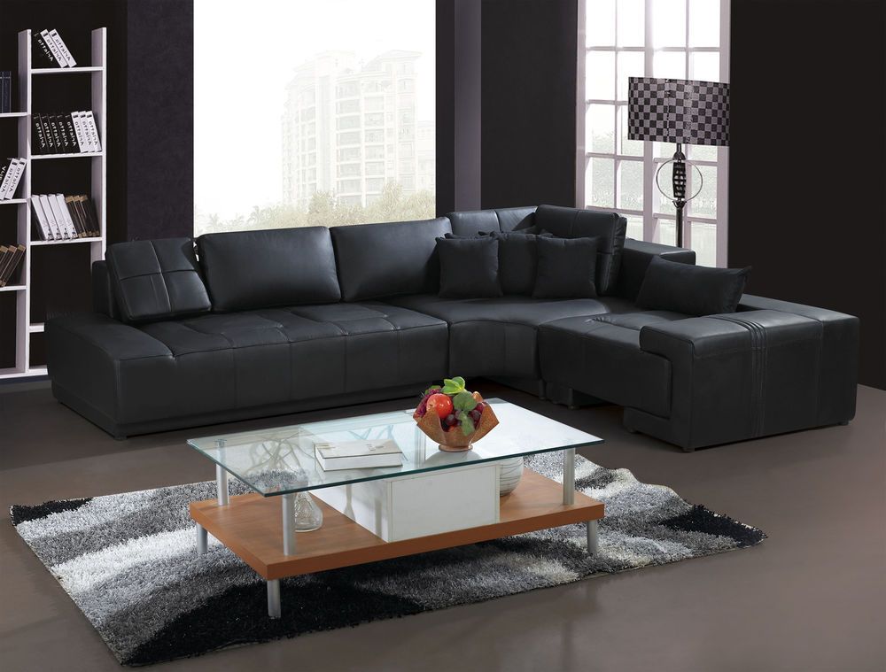 Mẫu sofa góc kiểu chữ L màu đen gây ấn tượng nhờ phần chân được thiết kế mới lạ, hiện đại. Phần lưng tựa có độ ngả vừa phải mang lại cho bạn những trải nghiệm êm ái. 