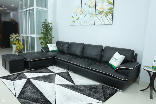 Sofa da kiểu chữ L màu đen sở hữu thiết kế hiện đại với phân ghế bằng inox không gỉ sáng bóng, cùng phần tựa lưng êm ái khiến đây là một trong những mẫu sofa góc da màu đen bán chạy nhất. 