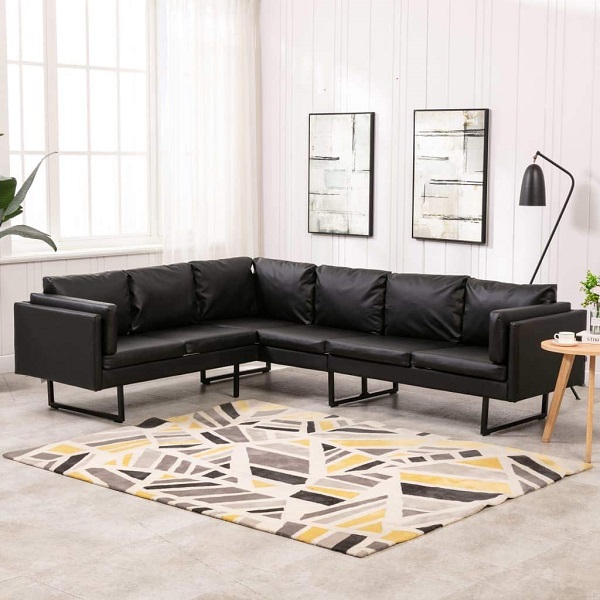 Gây ấn tượng nhờ phần chân trụ chắc chắn. Bộ ghế sofa kiểu chữ L da màu đen có đệm ngồi và lưng tực được làm từ đệm mút bọc da cao cấp, phần chân trụ làm từ thép tĩnh điện cao cấp mang đến vẻ đẹp sang trọng. 