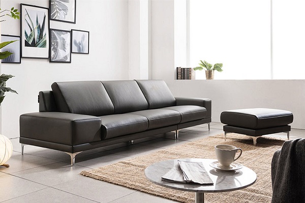 Sofa da văng màu đen có thiết kế thời thượng với 3 đệm ngồi được làm bằng da cao cấp. Phần lưng tựa có độ ngả vừa phải với góc 120 độ mang đến cảm giác êm ái. Chân ghế được làm inox bền chắc, sáng bóng mang đến sự sang trọng, hài hòa của sản phẩm. 