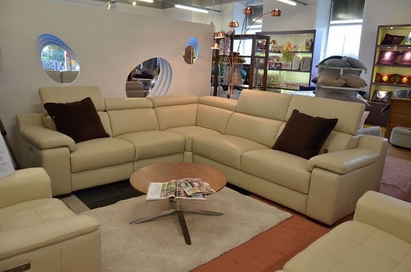 Nét độc đáo của mẫu sofa này nằm ở phần da Ý bọc màu kem vàng mềm mại, thanh lịch. Phần tựa đầu có thể điều chỉnh độ cao giúp người dùng thoải mái hơn. Đặc biệt, phía bên trái có hai ghế ngả điện êm ái điều chỉnh dễ dàng bằng nút tấm mang đến sự tiện nghi