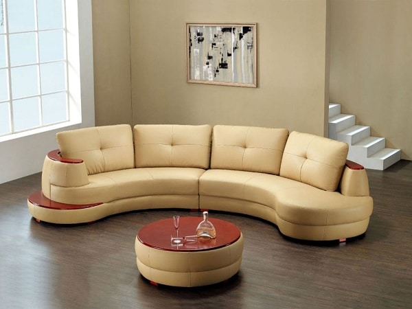 Bộ sofa da màu kem vàng hiện lên như một bức tranh đầy tính nghệ thuật với phần hình khối uốn cong mềm mại, nhấn nhá một vài chi tiết trang trí ở gối tựa và màu đỏ rượu vang đầy mê hoặc. Phần khung được làm từ gỗ sồi bền chắc, có thể tồn tại nhiều năm nếu biết bảo quản đúng cách giúp tăng độ bền sản phẩm