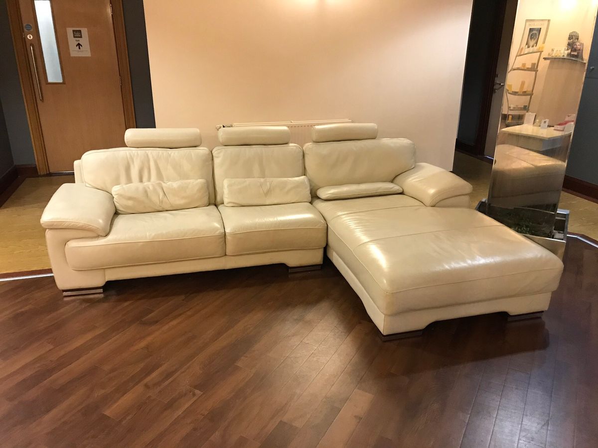 Thêm một lựa chọn nữa cho những ai yêu vẻ đẹp đơn giản và sự tiện dụng với sofa góc màu kem vàng kèm đệm lưng, gối tựa êm ái cùng phần ghế góc phải được thiết kế giống chiếc giường nằm tiện lợi vừa dùng để ngồi vừa dùng để nằm nghỉ thư giãn. Bộ sofa sử dụng chất liệu da bọc sáng bóng không những giúp tăng tính thẩm mỹ mà còn rất dễ lau chùi và làm sạch để bộ sofa luôn trông như mới