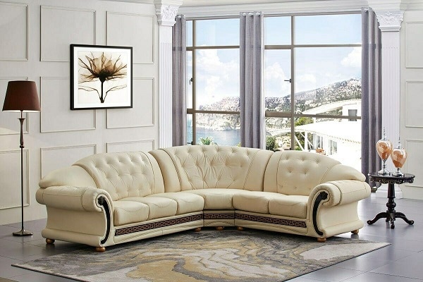 Hút lấy mọi mắt nhìn với mẫu sofa da màu kem vàng phong cách hoàng gia sang trọng, thanh lịch, kiểu cách nghệ thuật, thiết kế nút chần tinh tế. Những chi tiết trang trí màu nâu nơi tay vịn, chân ghế càng làm cho bộ sofa trở nên ấn tượng, giàu sức hút hơn.