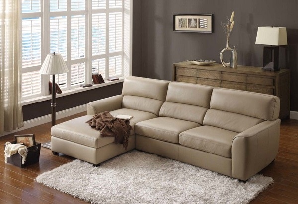 Thiết kế kiểu chữ L, sofa da trắng kem này giúp gia tăng diện tích sử dụng so với sofa da kiểu chữ I. Phần lưng cong ôm trọn lấy lưng người ngồi khi kết hợp với phần ghế góc phải ra có thể tạo ra chỗ ngả lưng tuyệt vời cho người dùng