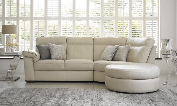 Một chiếc sofa da màu kem trắng có những đường cong nghệ thuật phía bên phải như thế này khi kết hợp với một vài chi tiết bạc, crom và kính của các đồ nội thất khác một cách hợp lý sẽ nâng cao tính thẩm mỹ, làm bừng sáng không gian và tăng thêm sự yên tĩnh, mát mẻ cho căn phòng