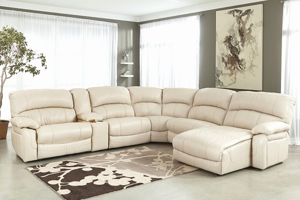 Thiết kế sofa trắng kem chữ V mềm mại với sự phân chia chỗ ngồi một cách linh hoạt có cả phần ghế nằm nghỉ ngơi không chỉ nâng cao tính nghệ thuật cho căn phòng mà còn mang lại cho người dùng nhiều trải nghiệm hơn