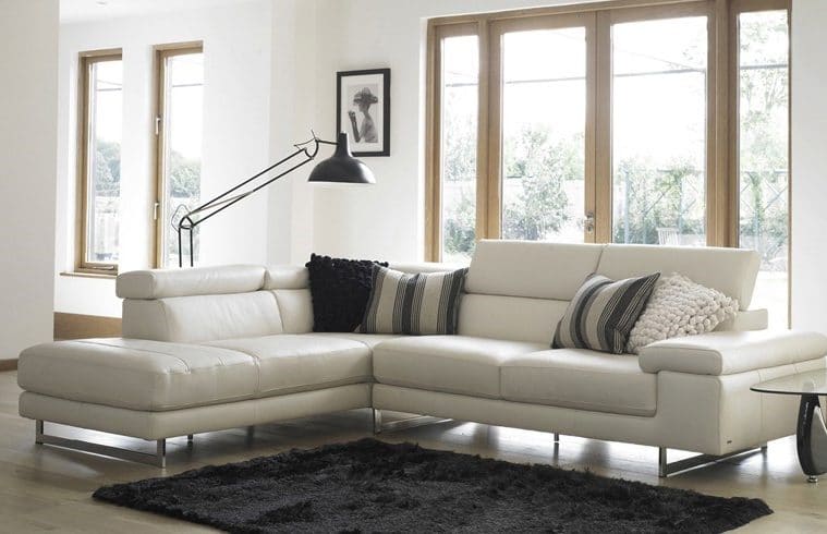 Sofa góc kem trắng được sử dụng như một dụng cụ phân chia không gian hiệu quả mà không tạo cảm giác chật hẹp cho căn phòng. Đặc biệt, phần gối tựa có thể nâng độ cao một cách linh hoạt để đem đến sự thoải mái nhất của người sử dụng