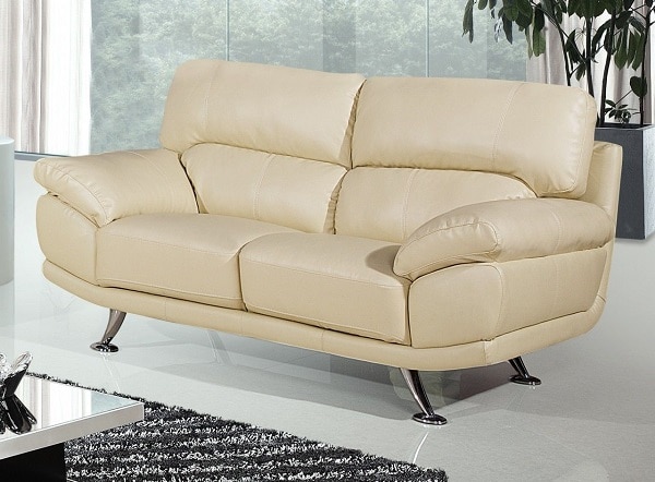 Một chiếc ghế sofa màu kem vàng hai chỗ sẽ giúp căn phòng của bạn ấm cúng, trang nhã và thanh lịch hơn. Đặc biệt, phần đệm uốn cong, tay vịn chỉ hơi nâng một chút giúp người dùng có thể thoải mái nằm ngủ, nghỉ ngơi