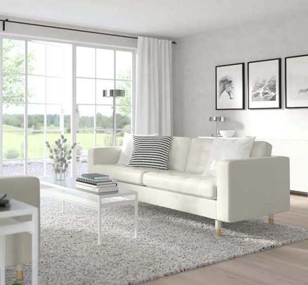 Chỉ cần kết hợp sofa trắng với thảm màu xám tạo nên nét đẹp riêng giúp không gian phòng khách chung cư nhỏ thêm rộng hơn