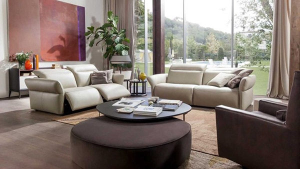 Để sử dụng sofa da trắng này bạn cần có một phòng khách rộng để đủ không gian đặt cho 2 ghế băng 2 chỗ 
