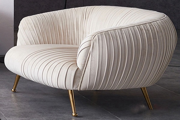 Sofa đơn 1 chỗ ngồi đẹp có thiết kế các nết gấp độc đáo cùng chân mạ vàng tạo sự sang trọng