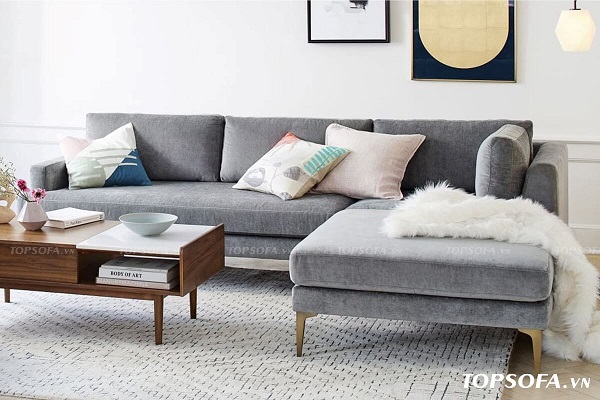 Bộ sofa góc vuông chữ L chất liệu vải màu xám sẽ là sự nhấn nhá thanh lịch, đầy thú vị cho căn phòng sơn màu trắng của bạn. Hơn nữa, phần góc vuông sofa như ôm trọn chiếc bàn gỗ nhỏ xinh, tạo cảm giác gần gũi, ấm cúng cho buổi trò chuyện hơn