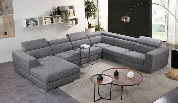 Nếu như tone màu xám nhã nhặn của bộ sofa giúp mang lại vẻ đẹp thanh lịch cho căn phòng thì hình dáng chữ U giúp cho những buổi trò chuyện quây quần, ấm cúng hơn. Còn gối tựa dễ dàng điều chỉnh vị trí giúp tăng thêm tính tiện ích cho người dùng