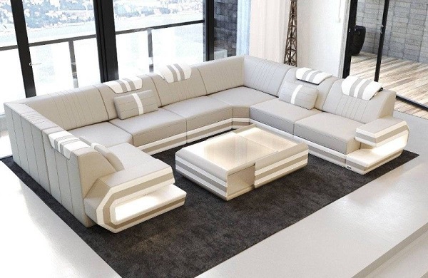 Làm say mê mọi ánh mắt với mẫu sofa góc vuông chữ U màu ghi sáng tạo hình tay tựa chữ U độc đáo cùng cách phối màu ghi sáng – trắng theo vạch linh hoạt, bắt mắt. Cùng với đó là chất liệu da sang trọng góp phần nâng tầng đẳng cấp cho sản phẩm