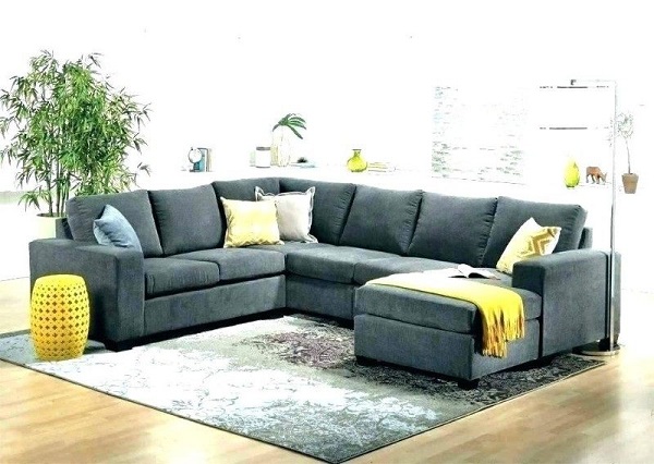 Chất liệu nỉ kết hợp hình dáng chữ U của bộ sofa góc vuông giúp cho buổi trò chuyện trở nên ấm áp, thân mật hơn. Bên cạnh đó, sắc xám của chất liệu vải nỉ cũng tăng vẻ đẹp lịch lãm cho không gian trò chuyện