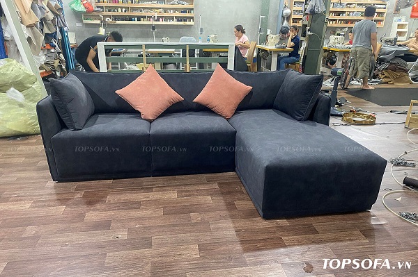 Đệm dày êm ái cùng thiết kế không chân làm mẫu sofa góc TS217 trông khá bề thế và tạo sự êm ái, thoải mái, vững chãi cho người ngồi