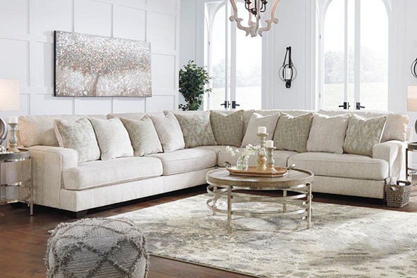 Với mẫu ghế sofa vải cỡ lớn này có thể ngồi tới 9 người kết hợp bàn nước inox tròn tạo không gian phòng kháchhiện đại