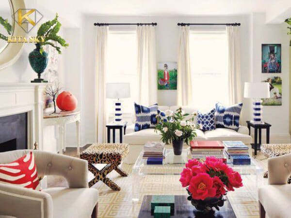 Bộ sofa cao cấp màu trắng vừa là điểm nhấn vừa giúp căn phòng hài hòa lại màu sắc