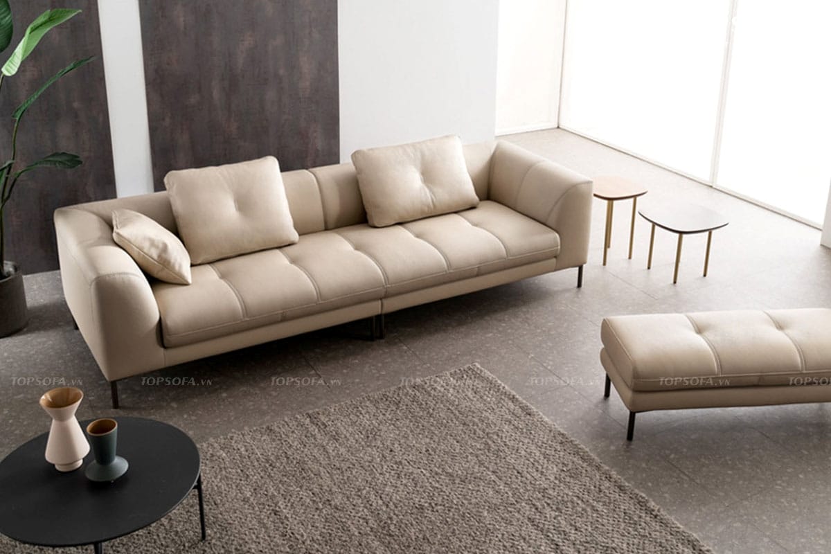 Tuy mang sắc kem dễ lộ vết bẩn nhưng mẫu sofa này lại được thiết kế chân cao, cách hẳn với mặt sàn và làm bằng chất liệu da khó bám bẩn, dễ lau chùi nên gia chủ không mất nhiều thời gian vệ sinh mà sofa vẫn mới, đẹp