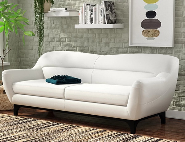 Mẫu sofa trắng tinh khôi làm nổi bật không gian trong phòng khách với thiết kế nội thất với các tông màu trầm hay nội thất gỗ