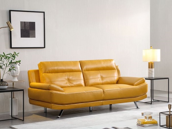 Mẫu sofa văng này được làm từ chất liệu da mềm mại, có độ bền cao với màu vàng mù tạt bắt mắt. Đệm lưng cấu tạo từ sợi mềm đem lại cảm giác thoải mái cho người ngồi. Còn đệm ngồi cấu tạo từ bọt xốp êm mềm, tay vịn hơi nâng, đem lại cảm giác thoải mái nhất cho người dùng ngay cả khi nằm