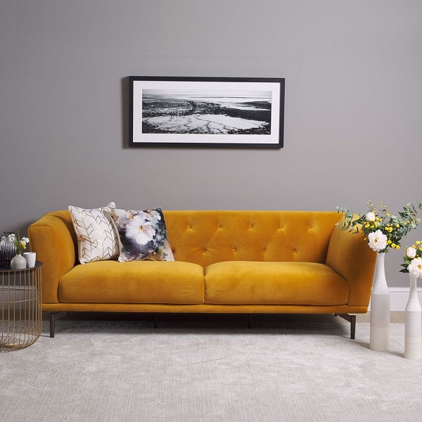 Lấy cảm hứng từ vẻ đẹp hoài cổ, mẫu sofa văng được thiết kế với phần tay vịn góc cạnh và phần lưng trang trí nút cúc làm điểm nhấn. Phần vỏ bọc bên ngoài làm bằng vải nhung màu vàng mù tạt êm ái, mượt mà mang đến cảm giác thoải mái, hạnh phúc cho người dùng 