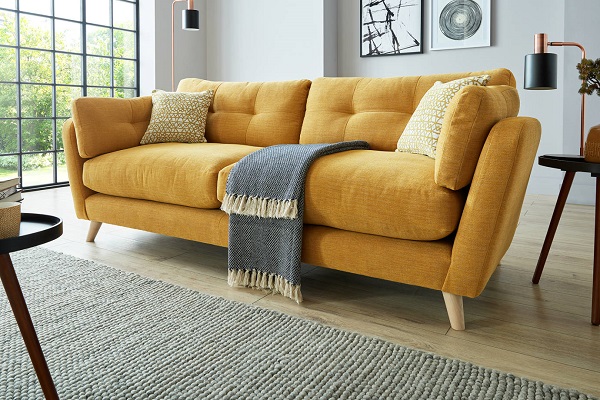 Một chiếc ghế sofa văng màu vàng nghệ sẽ giúp căn phòng của bạn trông ấm cúng và nổi bật hơn. Chân gỗ, chất liệu vải tổng hợp vừa ấm áp vừa thân thiện với môi trường.