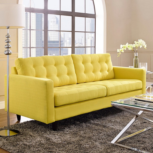 Căn phòng sẽ trở nên rạng ngời, tràn đầy năng lượng và sức sống với một bộ sofa màu vàng chanh từ vải bọc 100% polyester như thế này. Hơn nữa, phần tay vịn vuông kết hợp với các chi tiết đính nút trên đệm ngồi và đệm tựa còn giúp mang đến vẻ đẹp tinh tế cho sofa